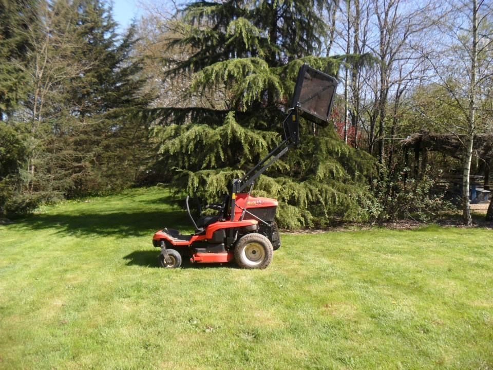 Pelouse avec un tracteur-tondeuse