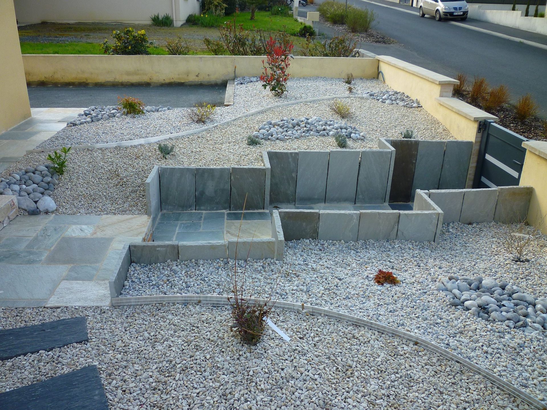 Terrassement de terrain devant un muret en pierre