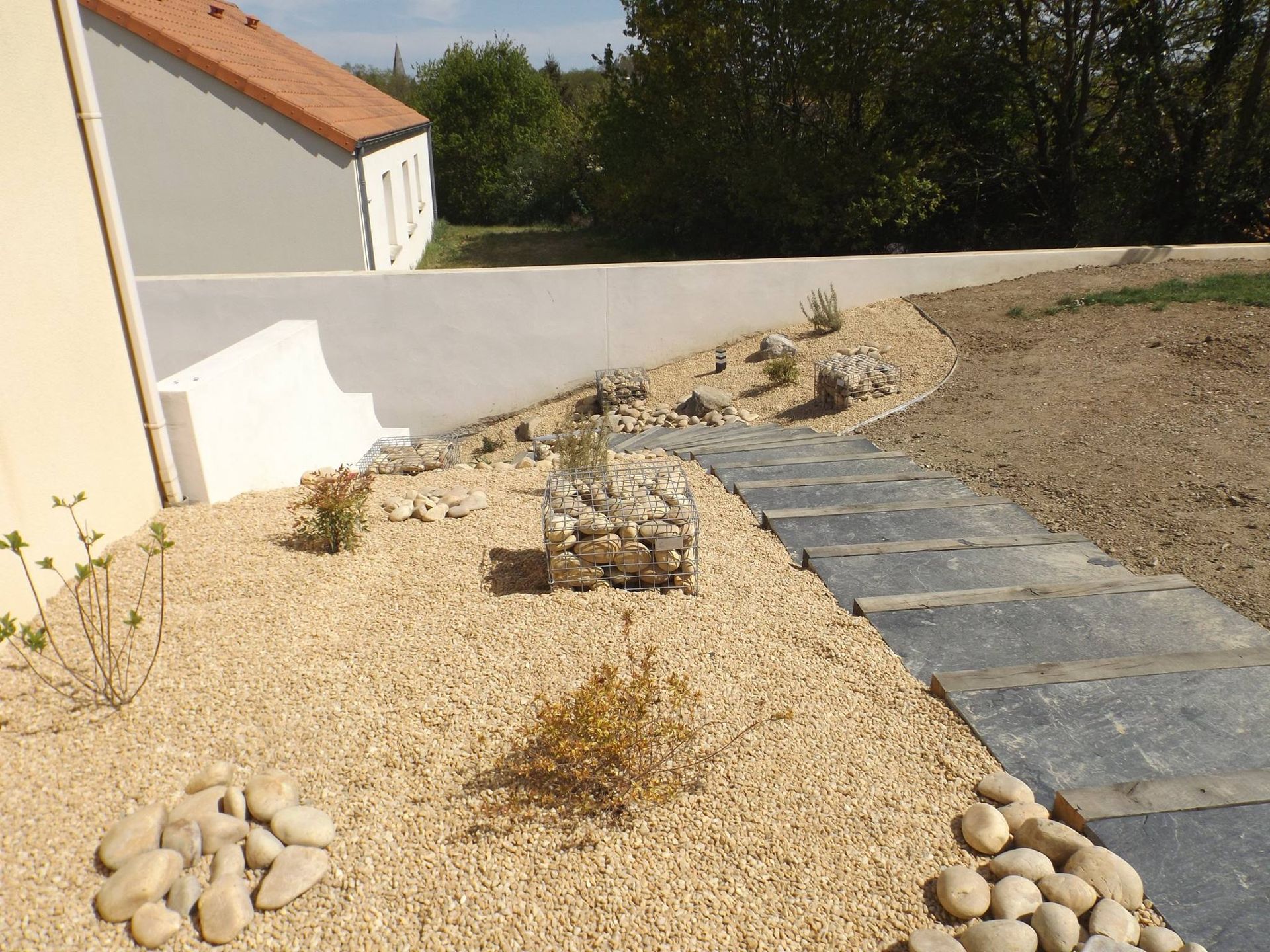 Escalier avec aménagement paysager de chaque côté