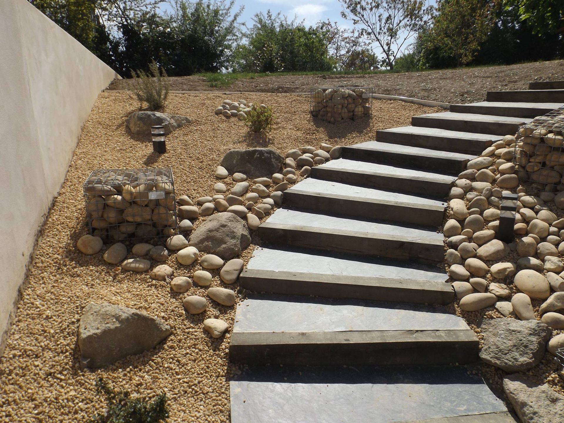 Escalier en béton avec rocailles autour