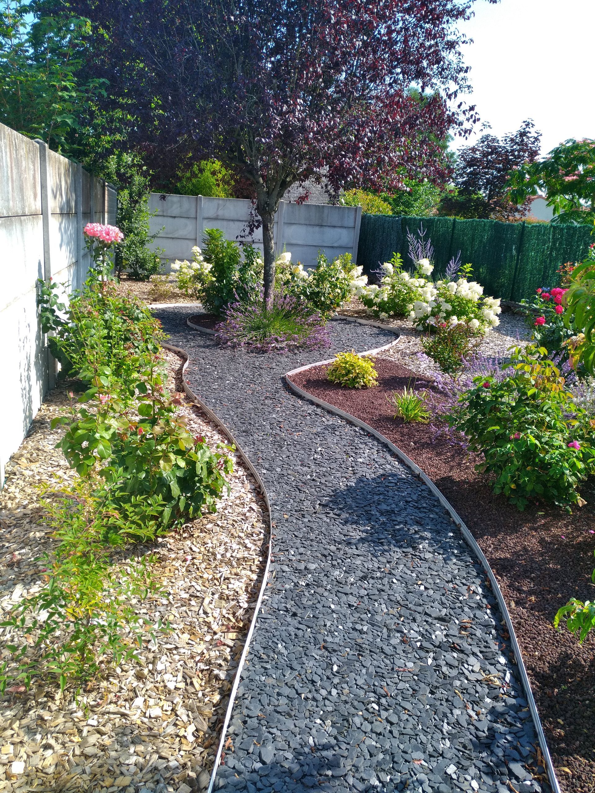 Chemin en morceaux d'ardoise