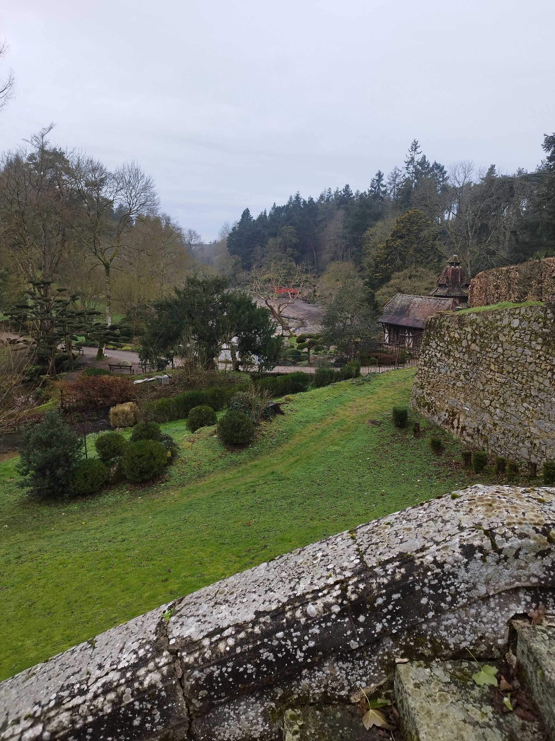 Tonte de pelouse sur terrain en pente