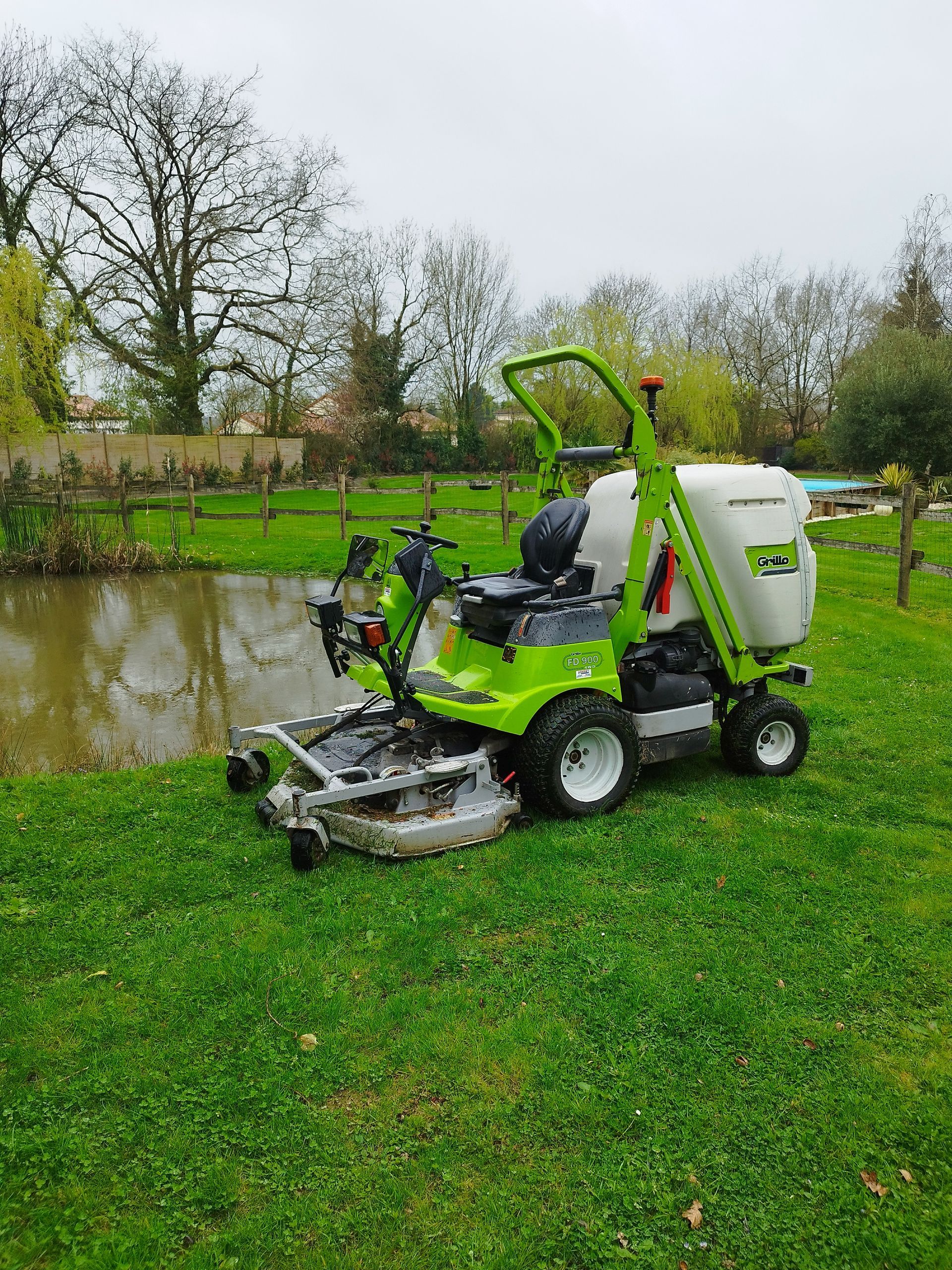 Allée enherbé avec plantations de chaque côté