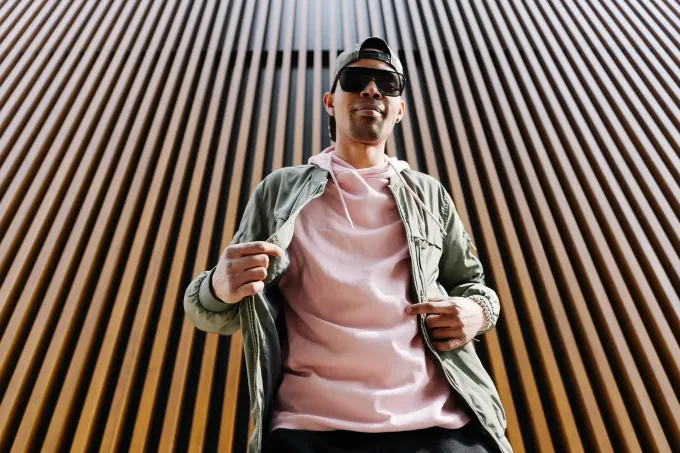 Icono de marcador de posición gris claro con un sol y montañas sobre fondo blanco