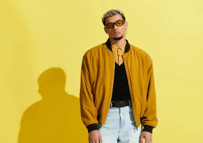 Icono de marcador de posición gris claro con un sol y montañas sobre fondo blanco