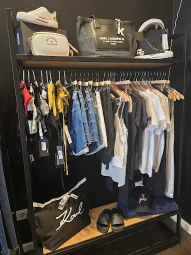 Icono de marcador de posición gris claro con un sol y montañas sobre fondo blanco