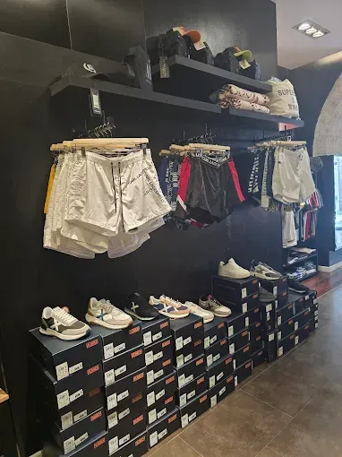 Icono de marcador de posición gris claro con un sol y montañas sobre fondo blanco