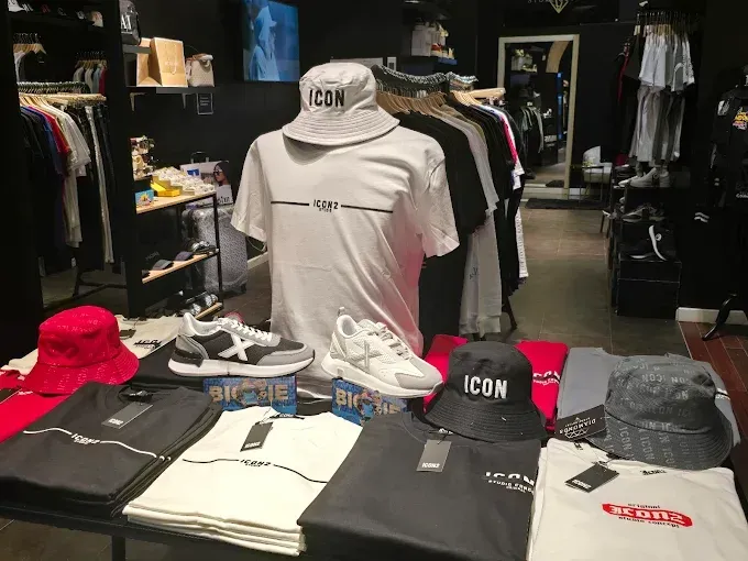 Icono de marcador de posición gris claro con un sol y montañas sobre fondo blanco