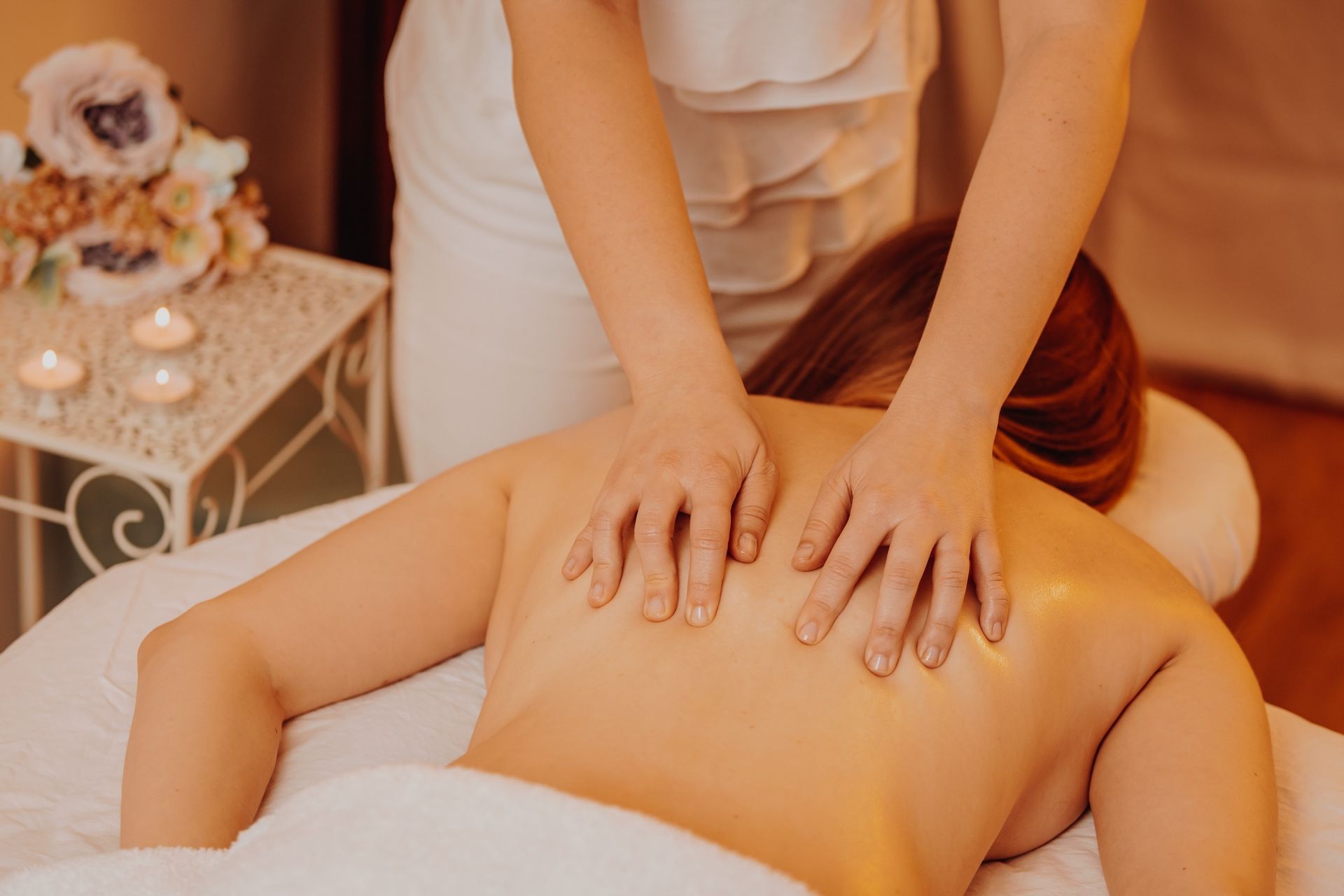 Una mujer está recibiendo un masaje en la espalda en un spa.