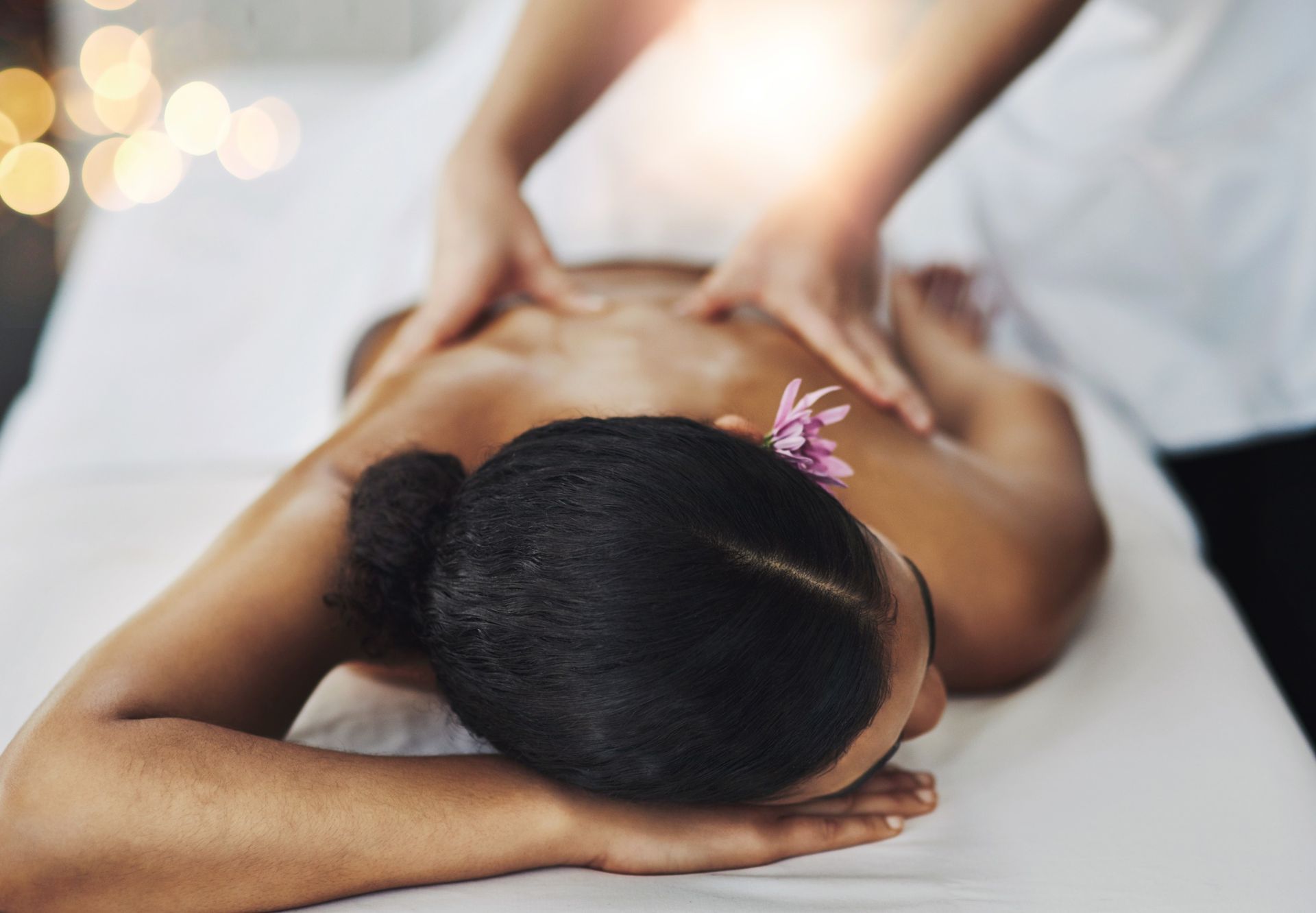Una mujer está recibiendo un masaje en un spa.