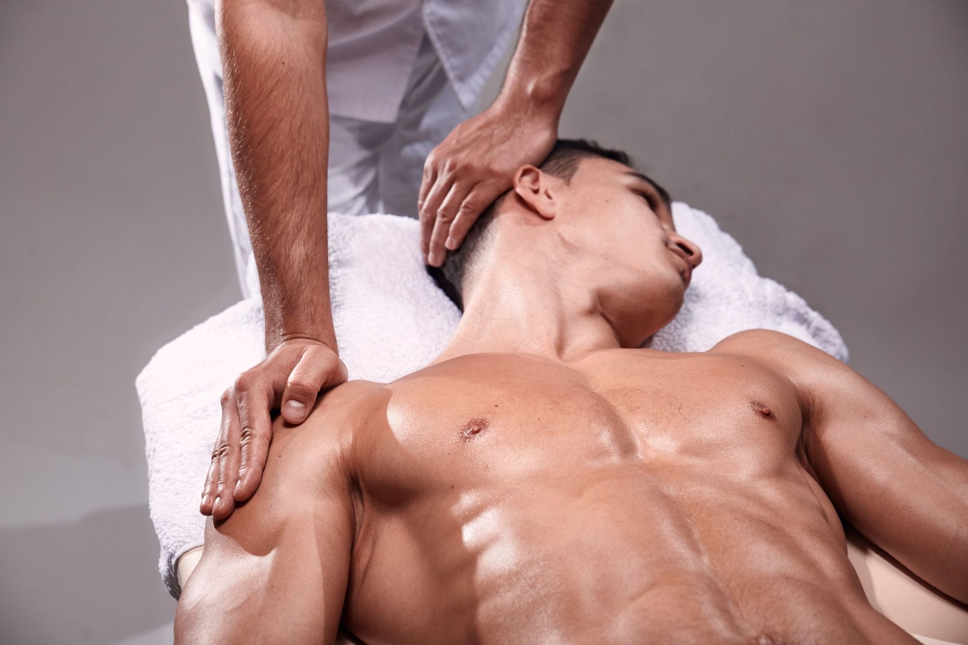Un hombre sin camisa está recibiendo un masaje en un spa.