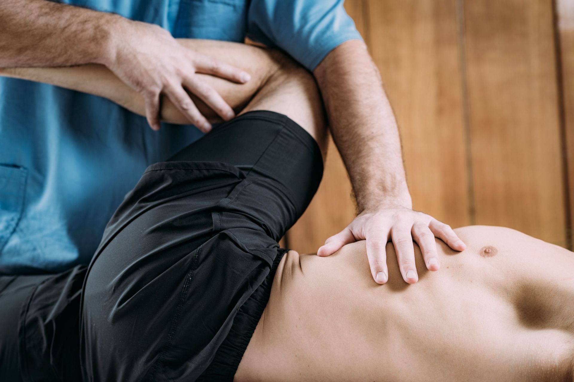 Un hombre está recibiendo un masaje de un médico.