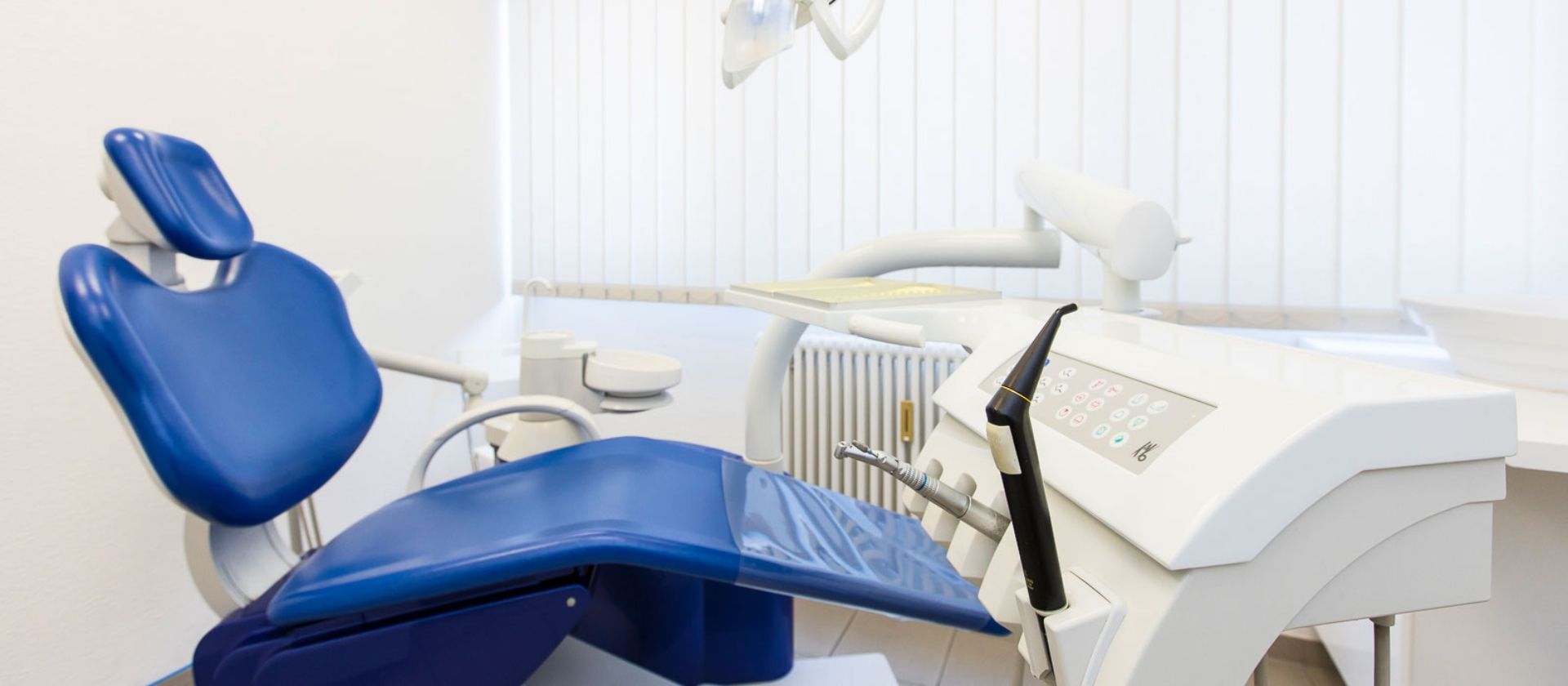 Ein blauer Zahnarztstuhl in einer Zahnarztpraxis
