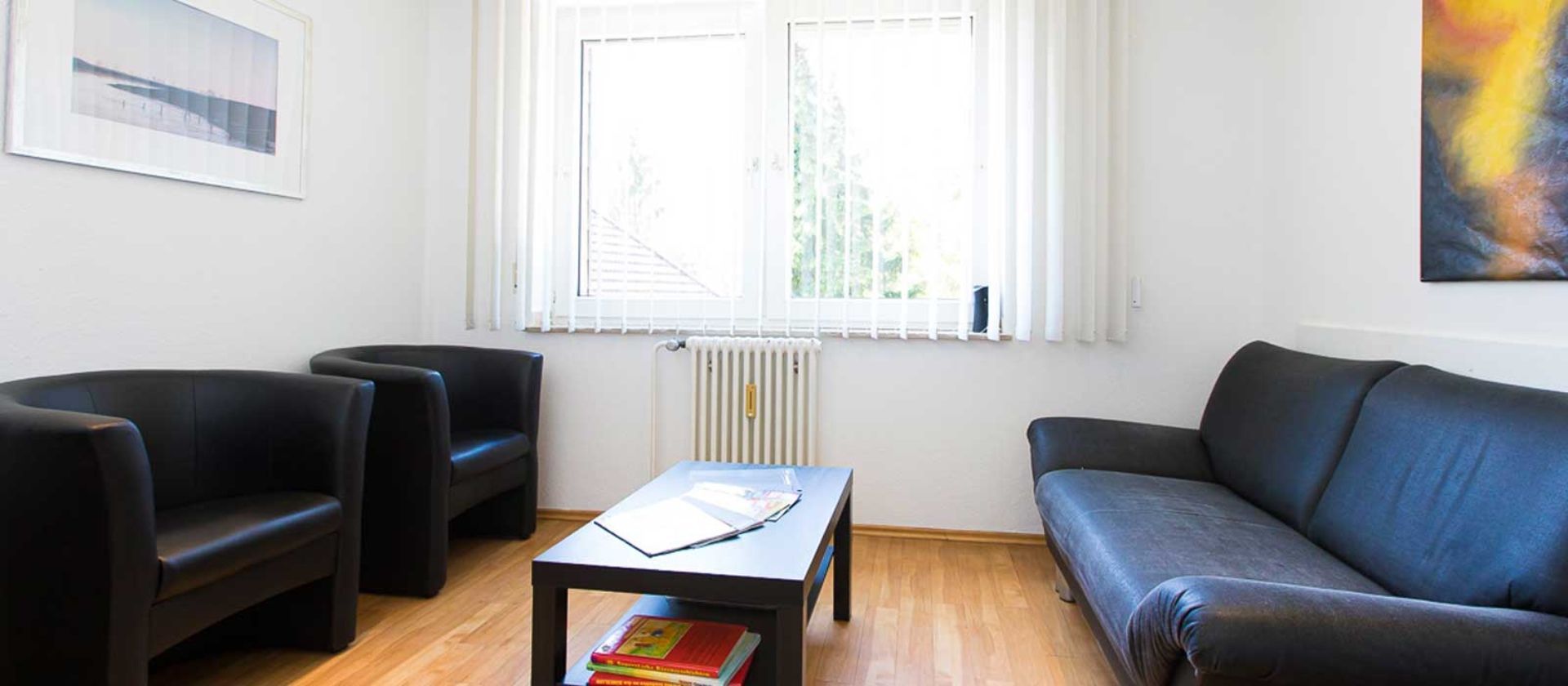 Ein Wohnzimmer mit einer Couch und zwei Sesseln