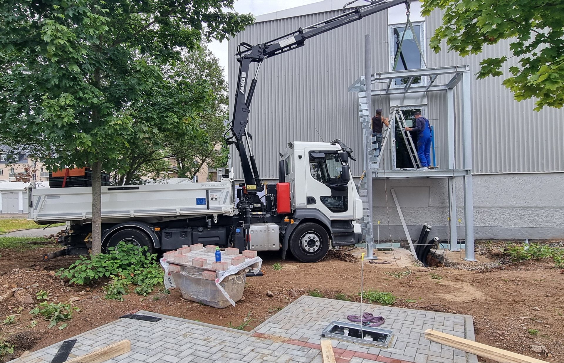 Ladekran mit Baumaterialien