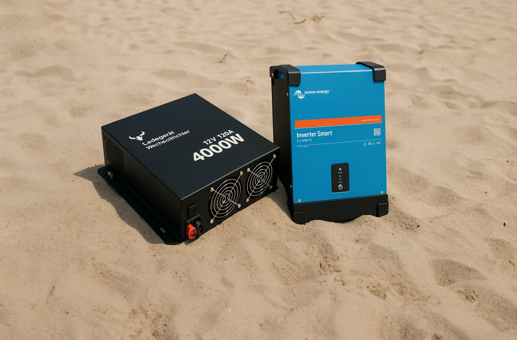 Zwei Wechselrichter auf Sand; einer schwarz mit Ventilatoren, der andere blau mit orangefarbenen Akzenten.