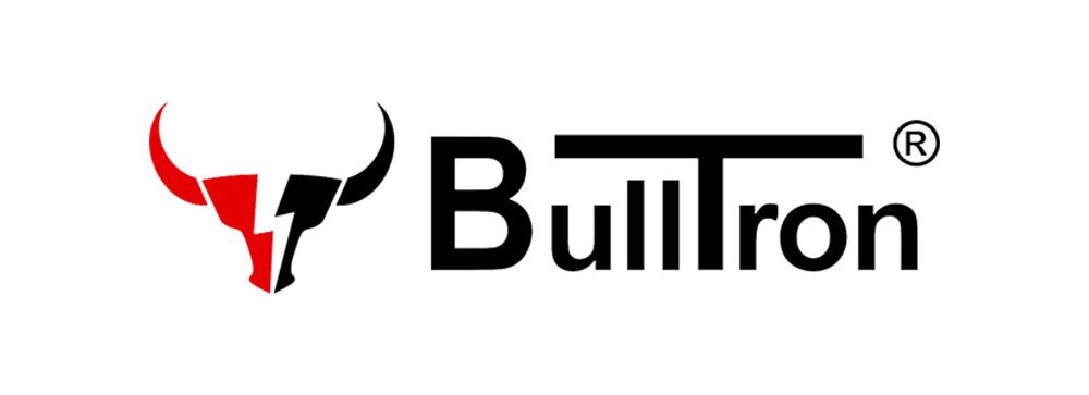 Logo von Bulltron: Stierkopfsymbol mit Blitz und Text „Bulltron“ in Schwarz.