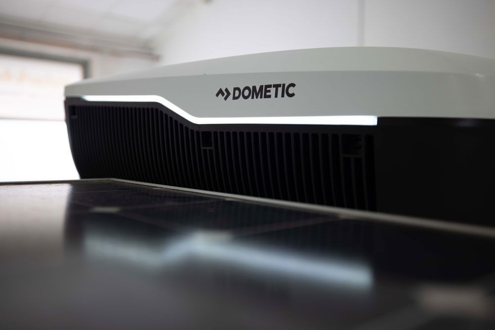 Dometic FJX 7 2200 Dachklimaanlage auf einem Camperdach montiert mit integrierter LED-Beleuchtung