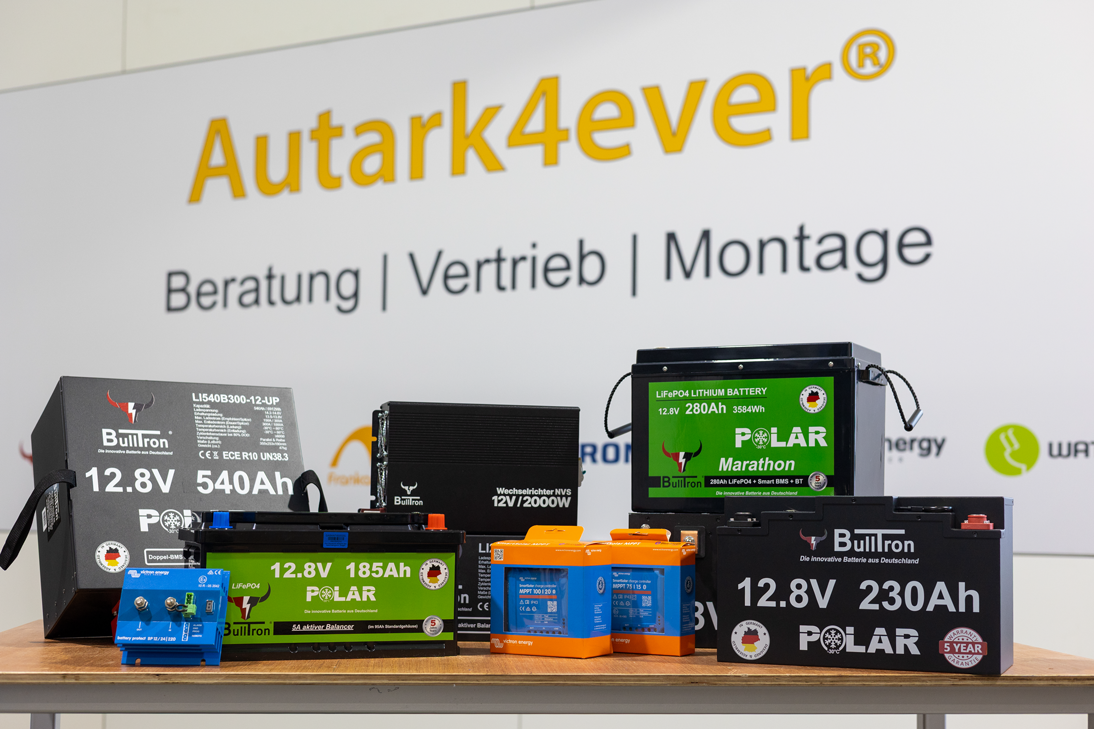 Sammlung von Batterien und Ladegeräten der Marke „Autark4ever“ für netzunabhängige Energielösungen.