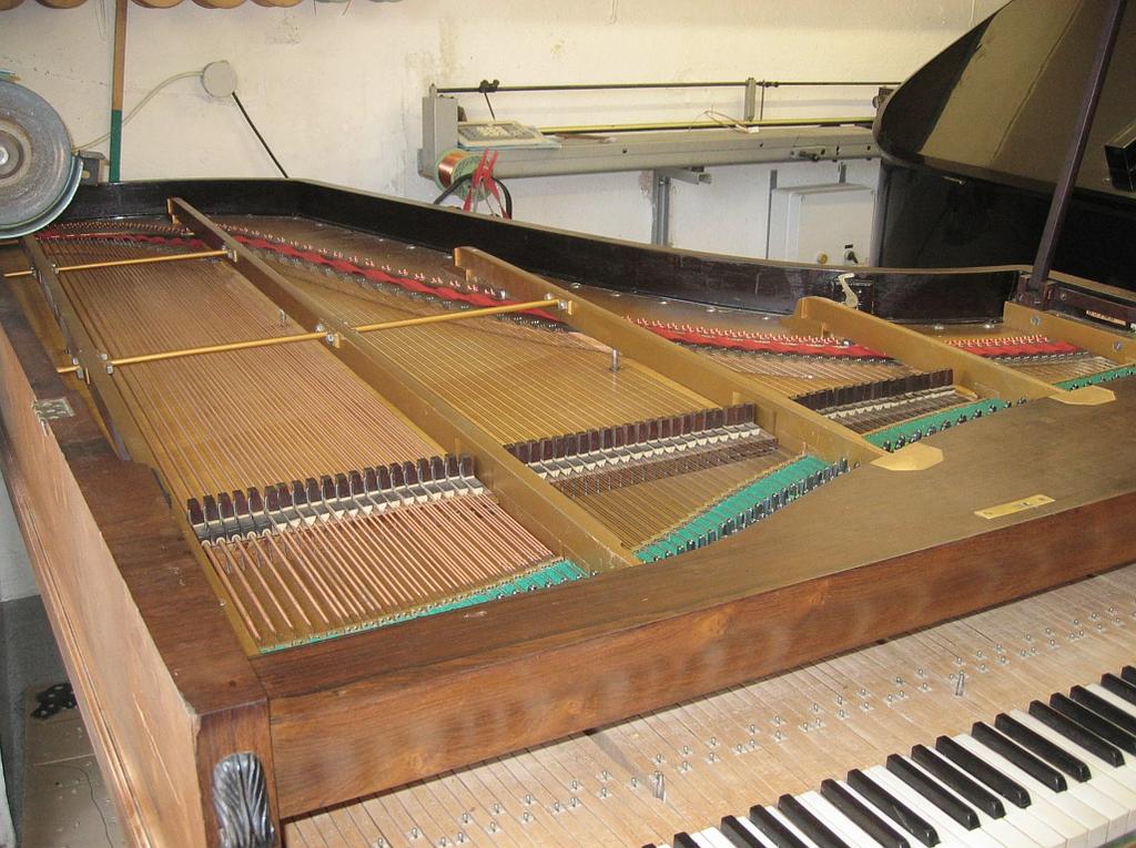 RegarniTable d'harmonie fin restaurationssage lames étouffoirs, noix de marteaux, chevalets