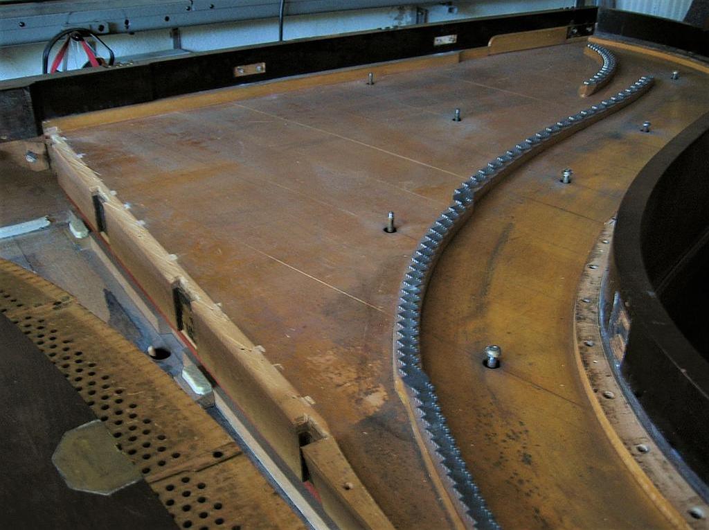 Table d'harmonie fendue à décaper, flipoter et revernir