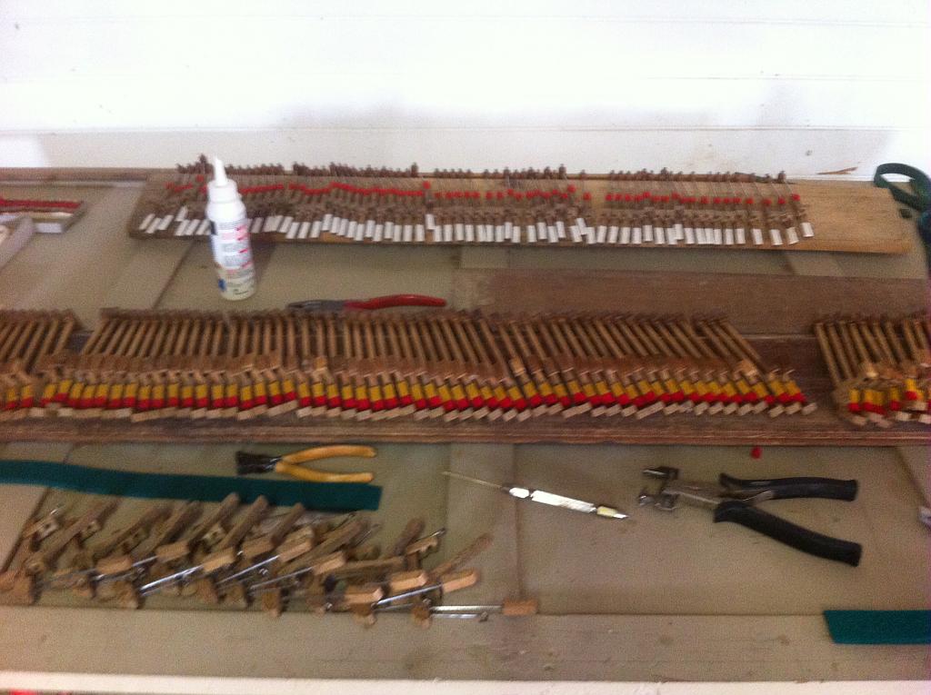 Regarnissage lames étouffoirs, noix de marteaux, chevalets