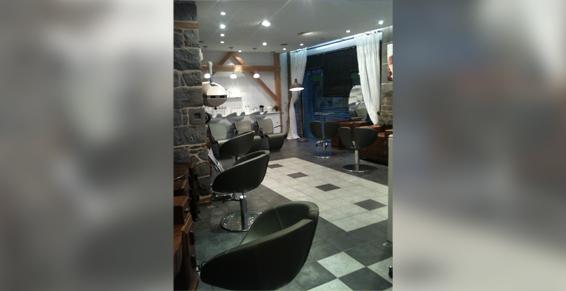 Fauteuils confortables au salon de coiffure à Saint-Brieuc