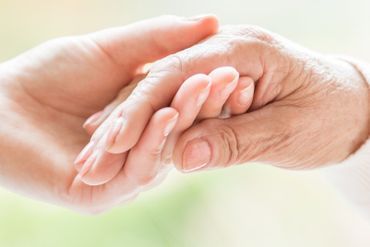 Grafik einer Person mit Erkrankung auf dem Weg zum Arzt