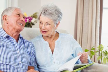 Grafik einer Person mit Erkrankung auf dem Weg zum Arzt