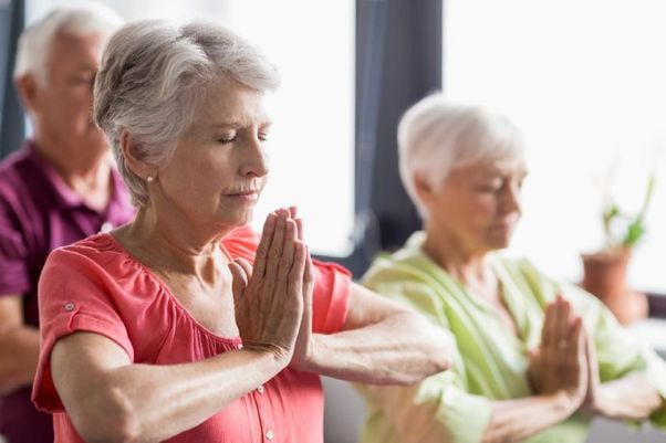 Grafik einer Person mit Erkrankung auf dem Weg zum Arzt