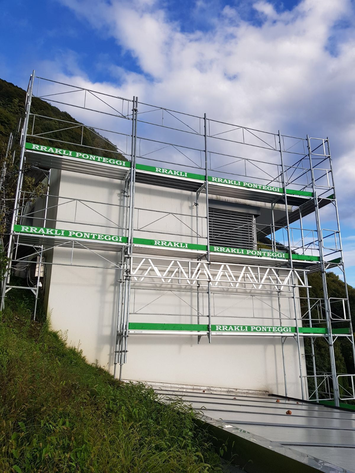 RRAKLI Ponteggi Sagl - ponteggio casa moderna