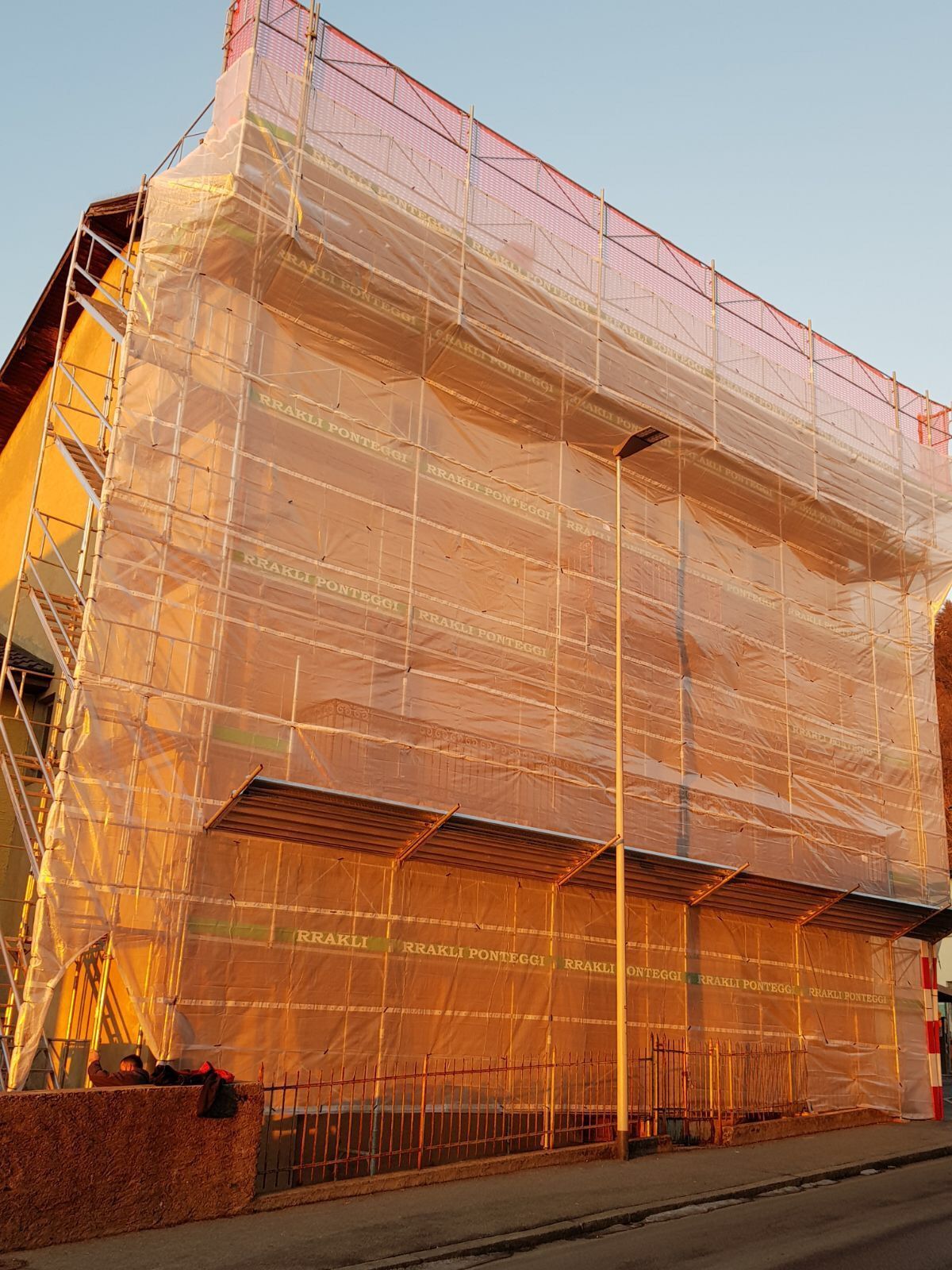 RRAKLI Ponteggi Sagl - Ponteggi - facciate - Ticino