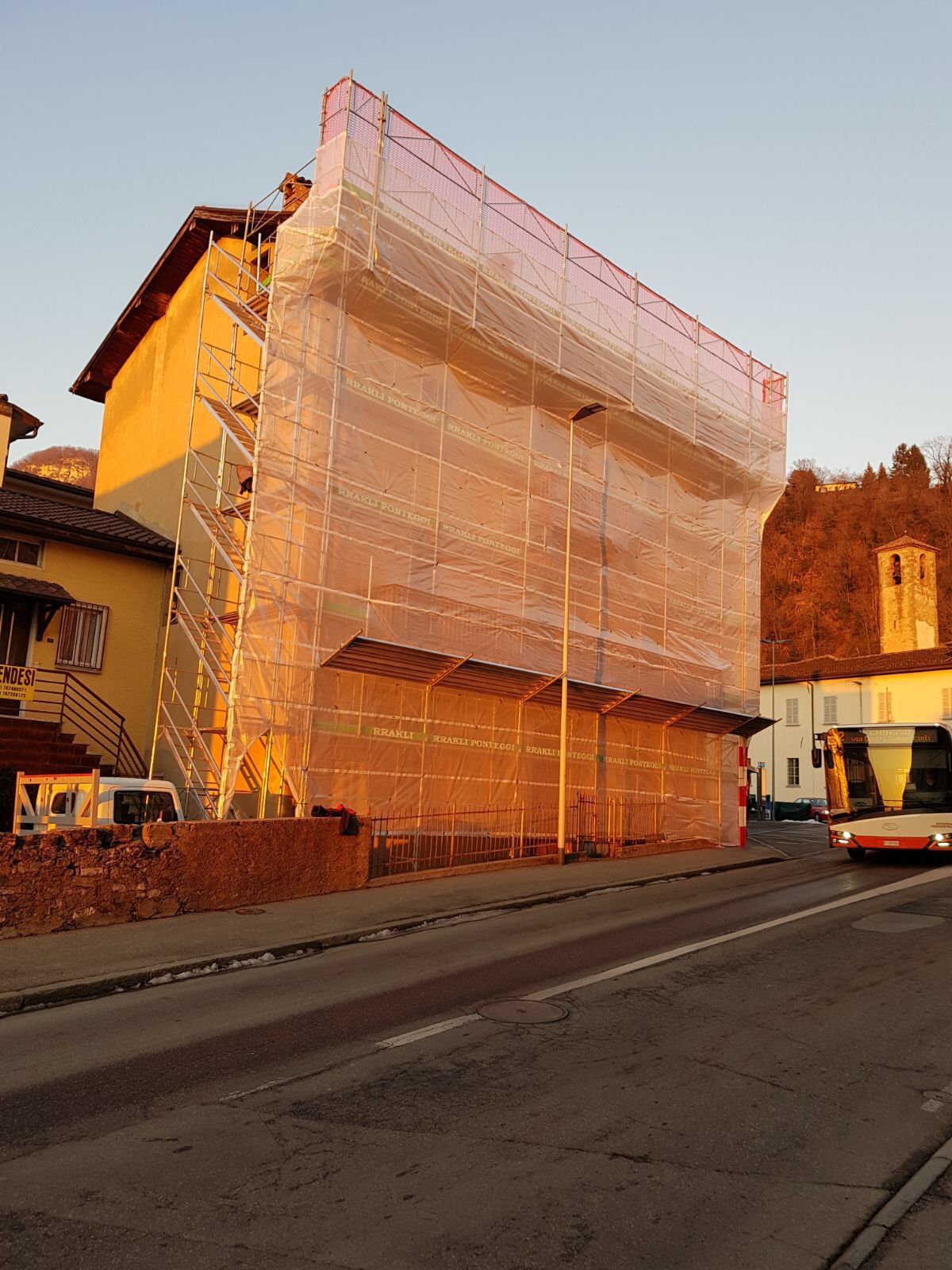 RRAKLI Ponteggi Sagl - Ponteggio facciata