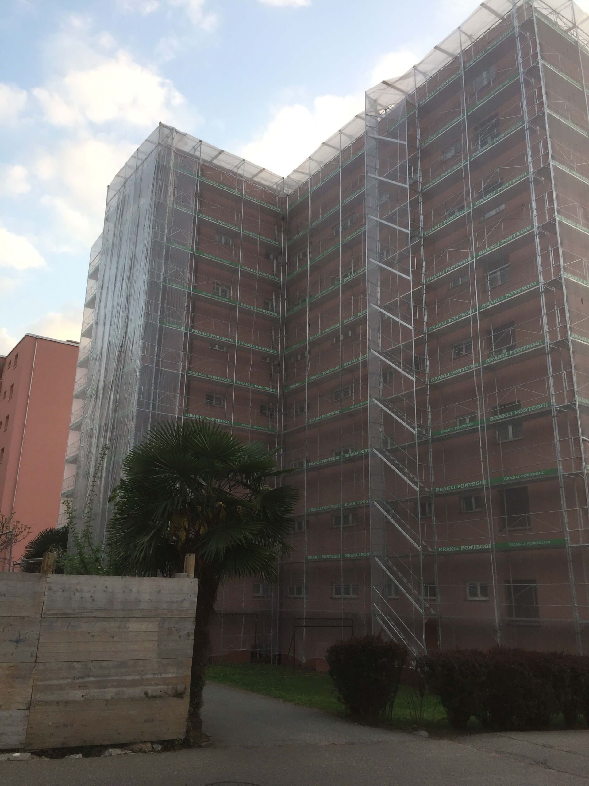 RRAKLI Ponteggi Sagl - Ponteggio palazzo 8 piani - Ticino