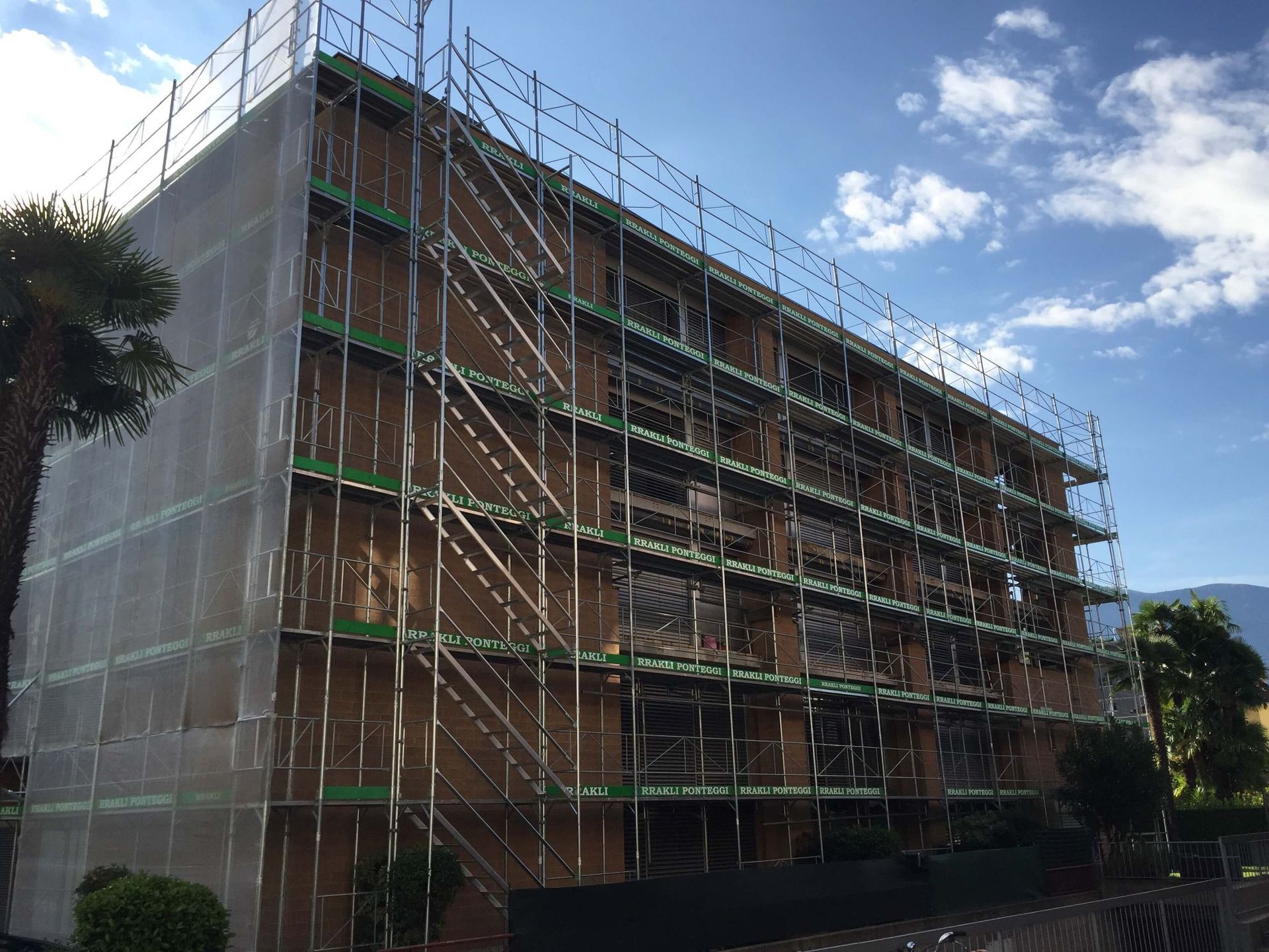 RRAKLI Ponteggi Sagl - Ponteggio palazzina 6 piani