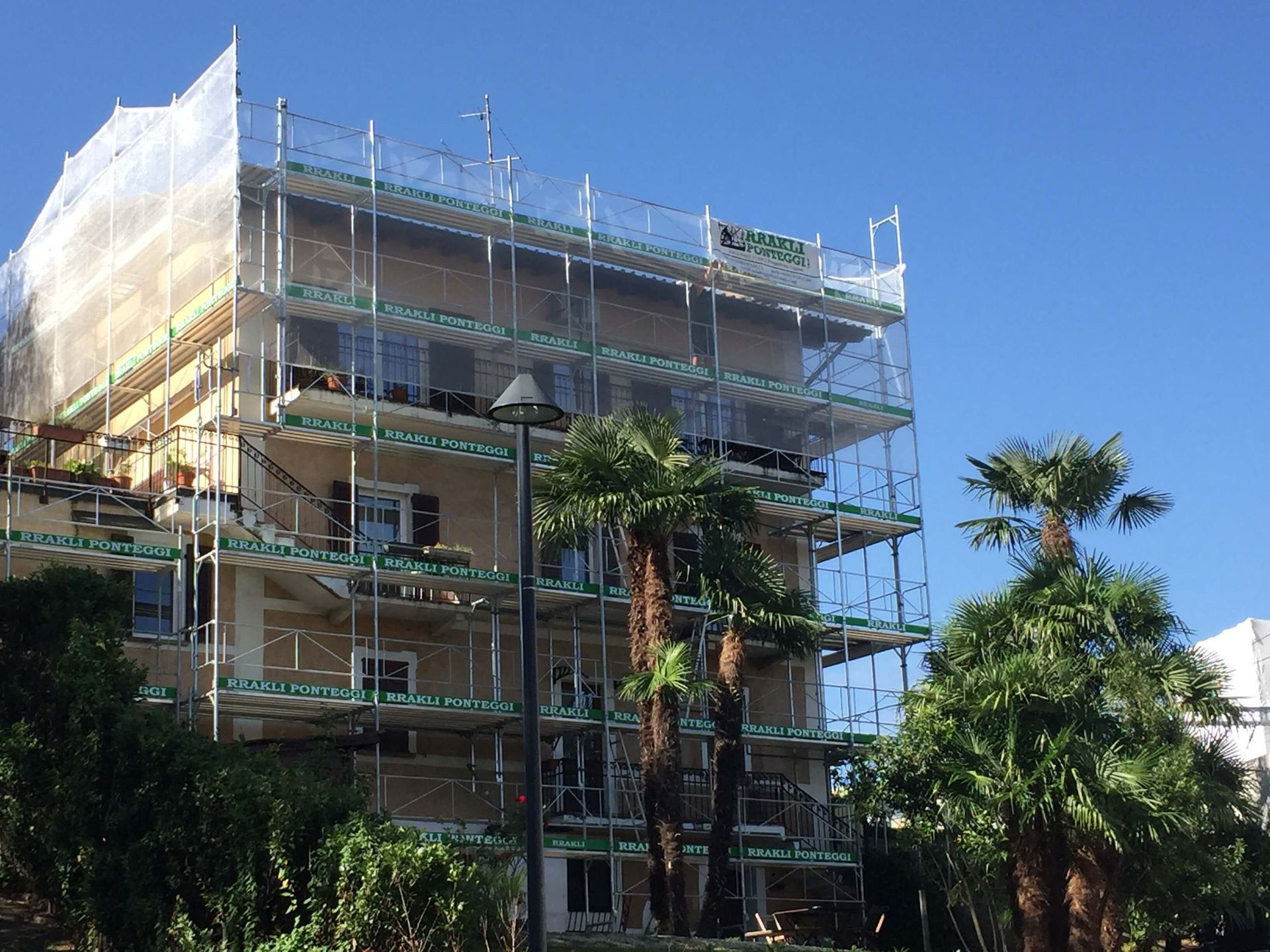 RRAKLI Ponteggi Sagl - Ponteggio casa a 4 piani