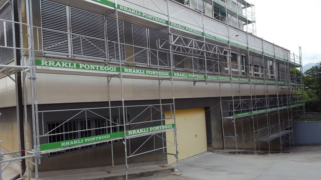 RRAKLI Ponteggi Sagl - Ponteggio con passaggio garage - Ticino