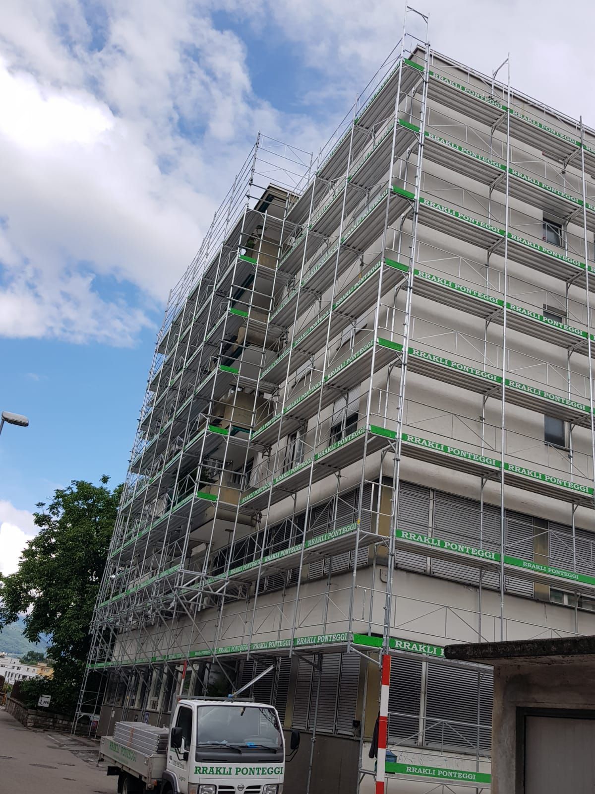 RRAKLI Ponteggi Sagl - Ponteggio palazzo