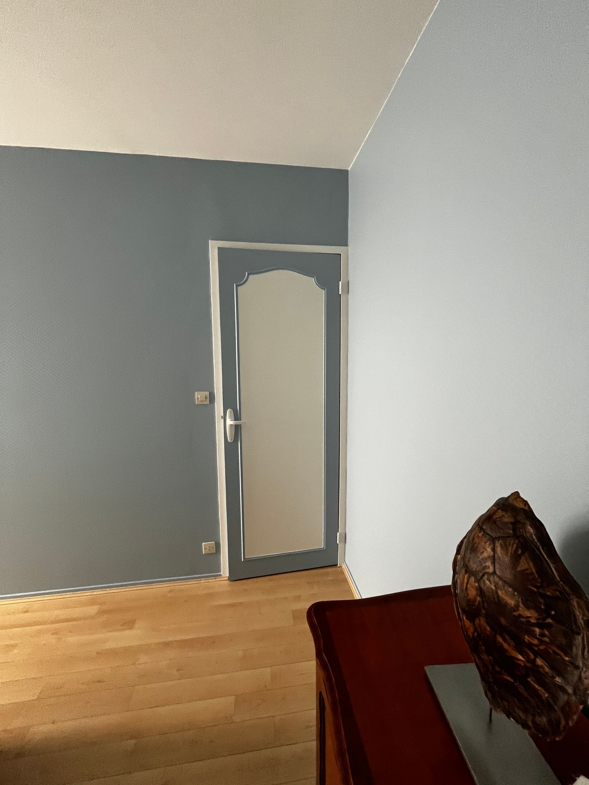 Porte repeinte en accord avec le mur