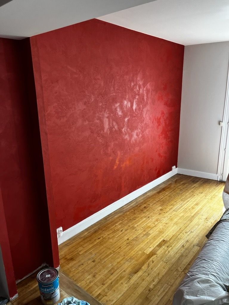 Peinture rouge et parquet clair