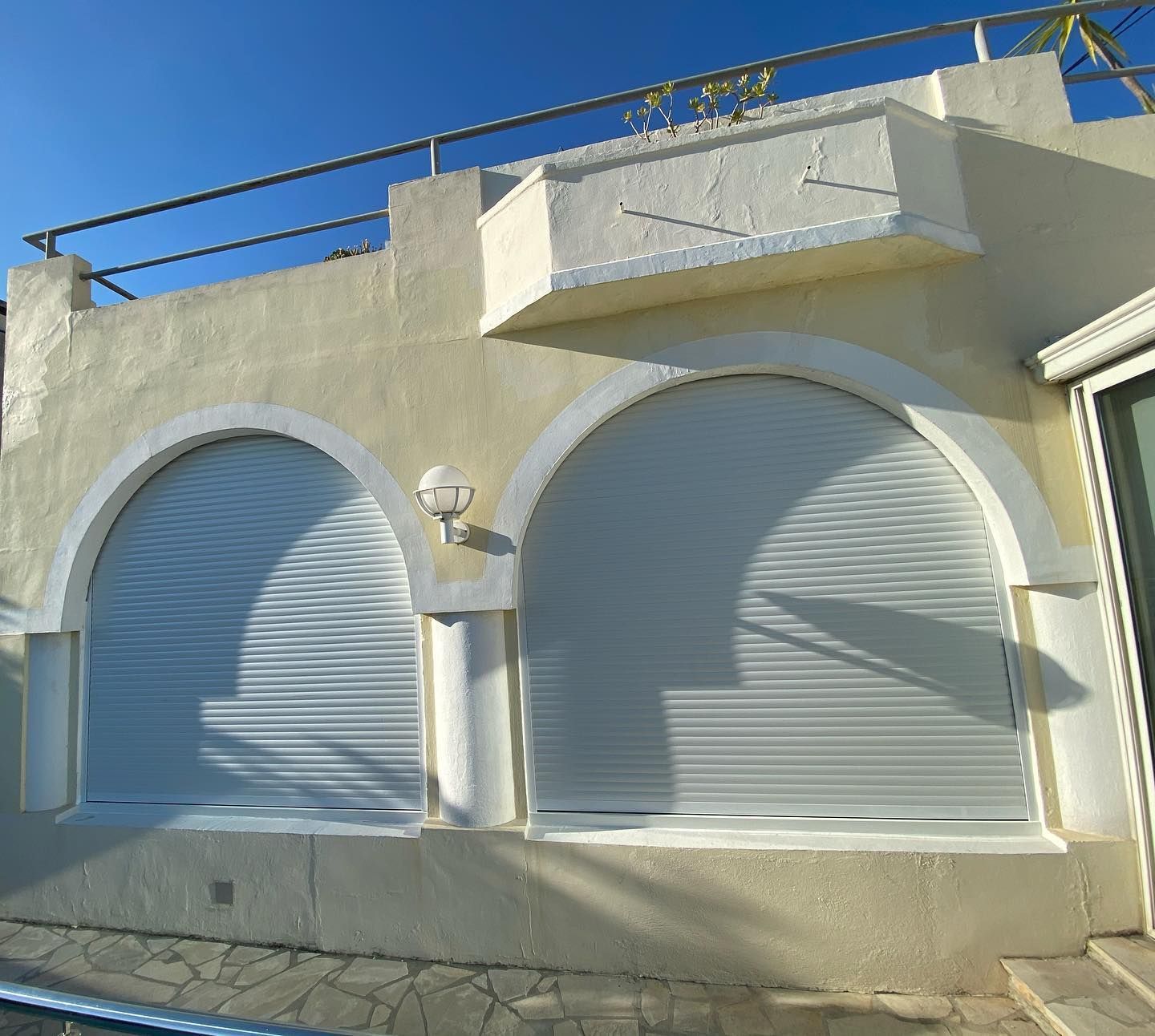 Volets roulants blanc de forme arrondi