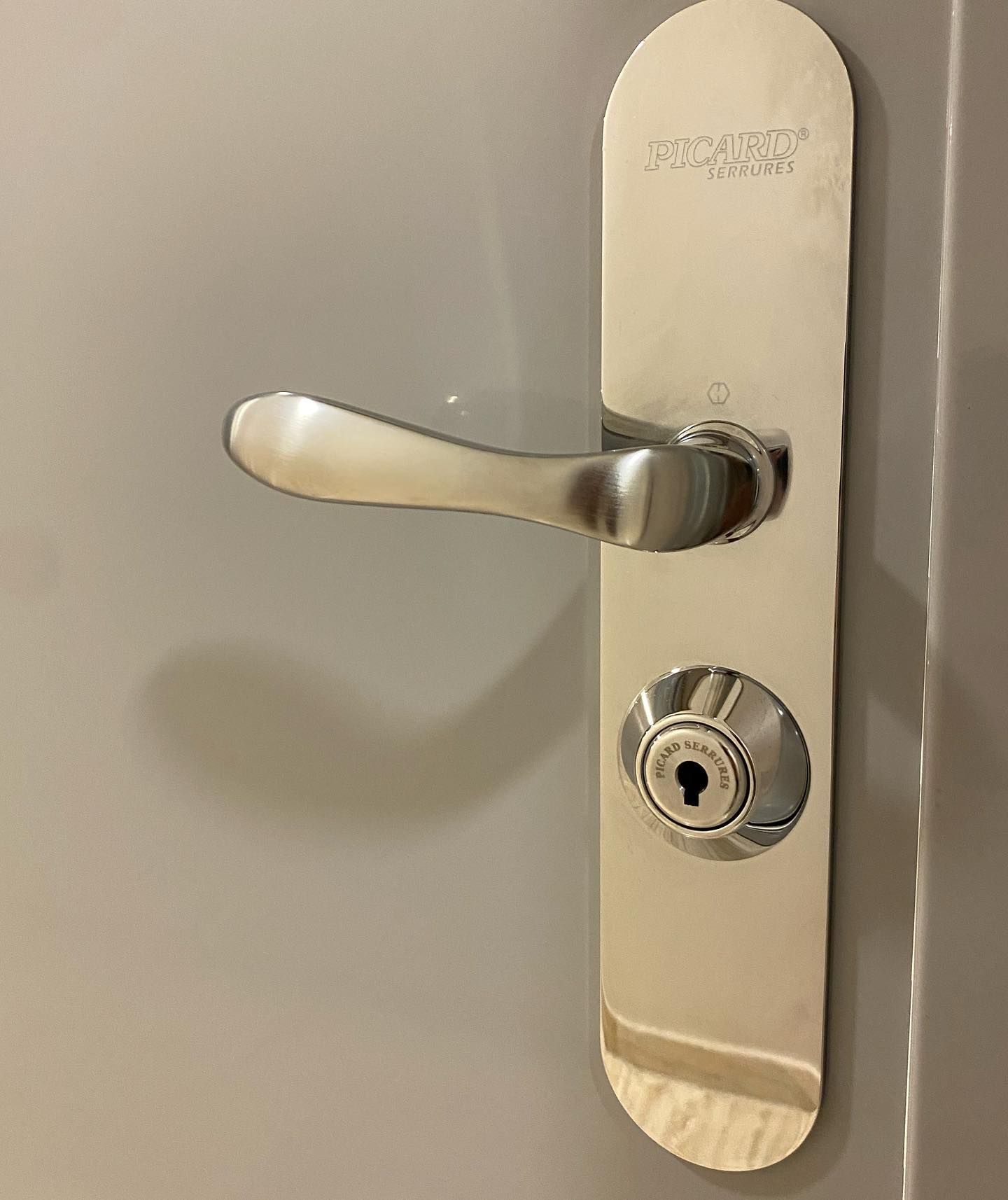 Mise en place d'une serrure Picard Serrures