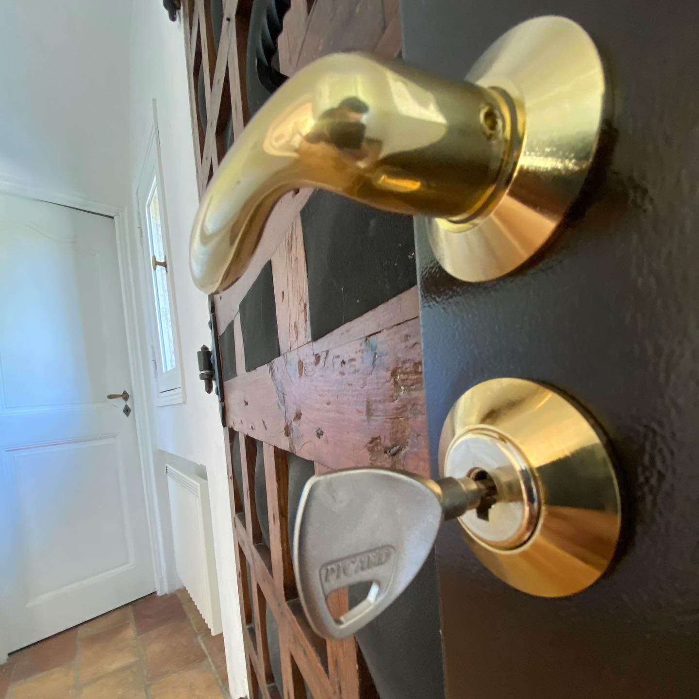 Serrure renforcée d'une porte d'entrée