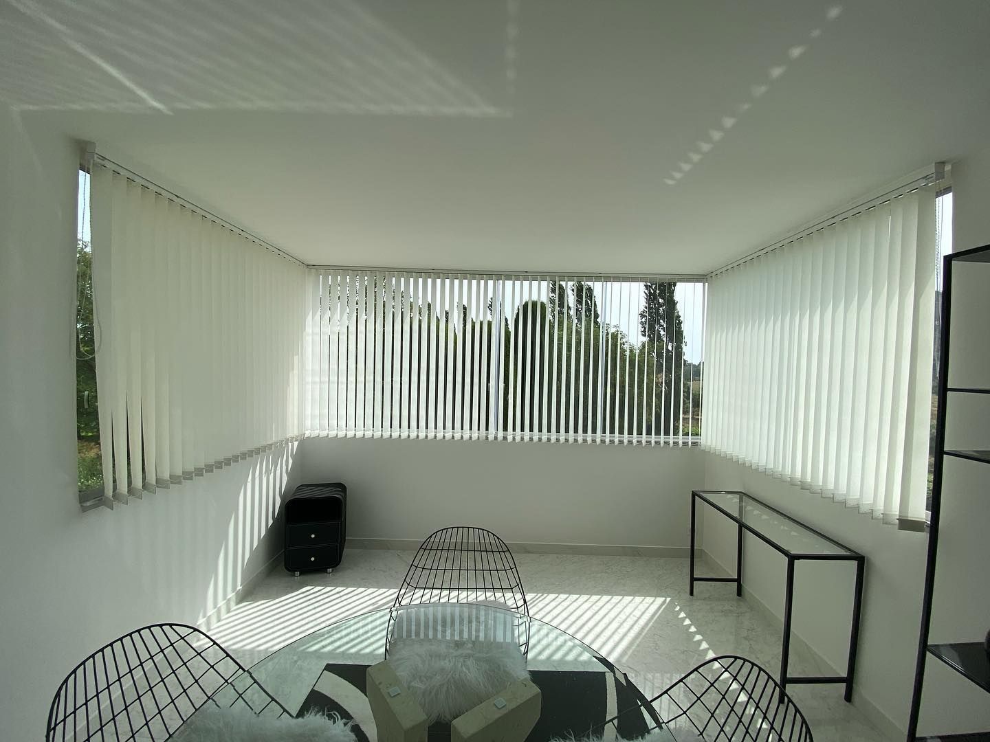 Store intérieur blanc