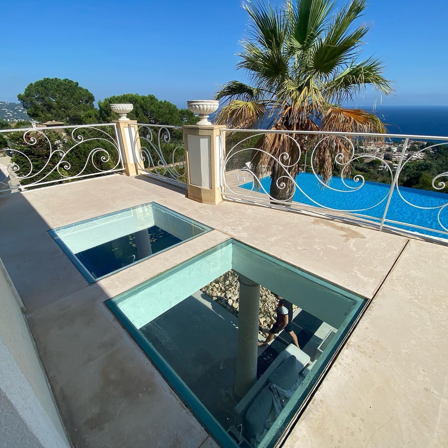 Fenêtre sur le sol d'un balcon pour voir la pièce en dessous