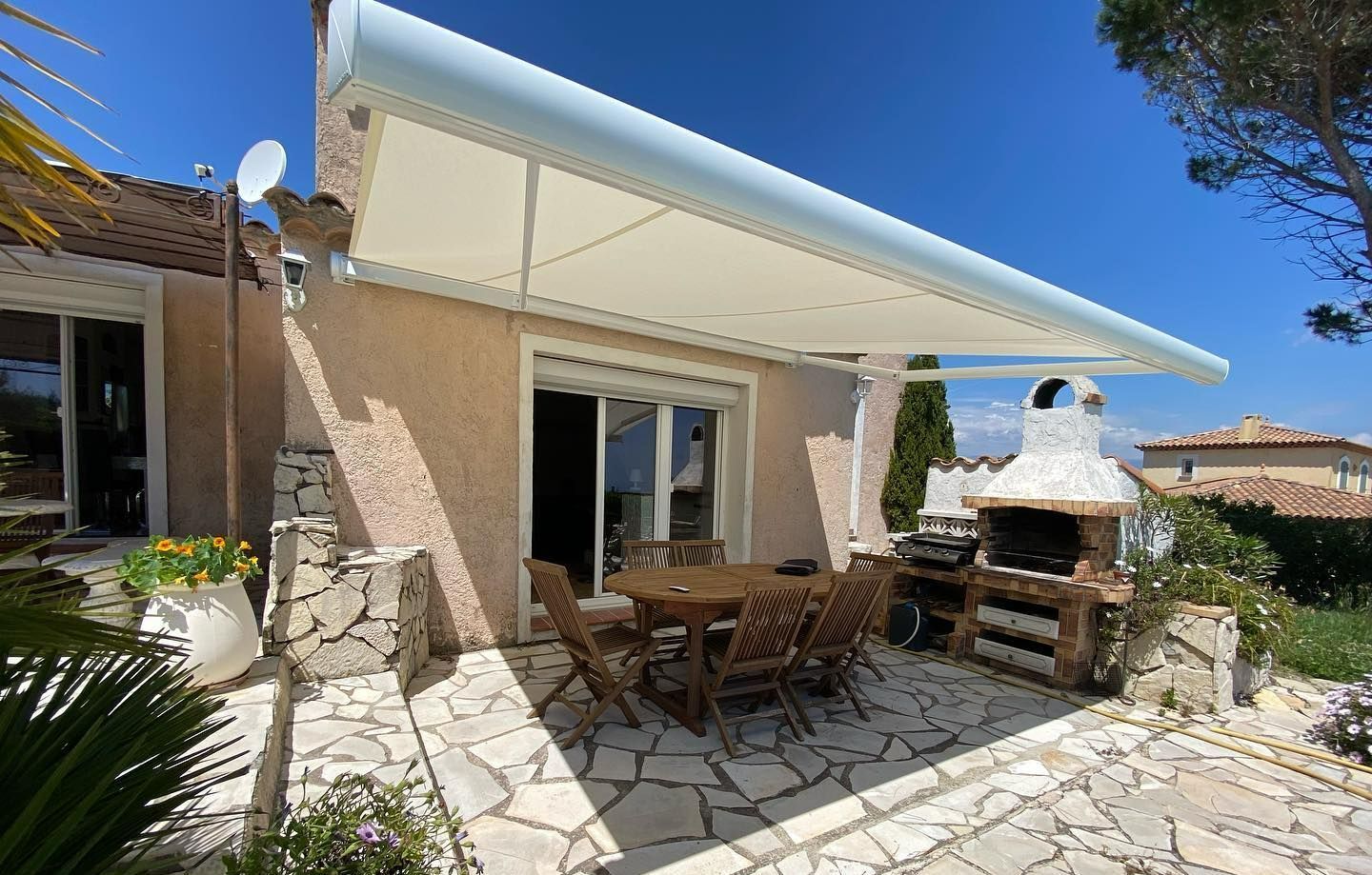 Store banne blanc ouvert