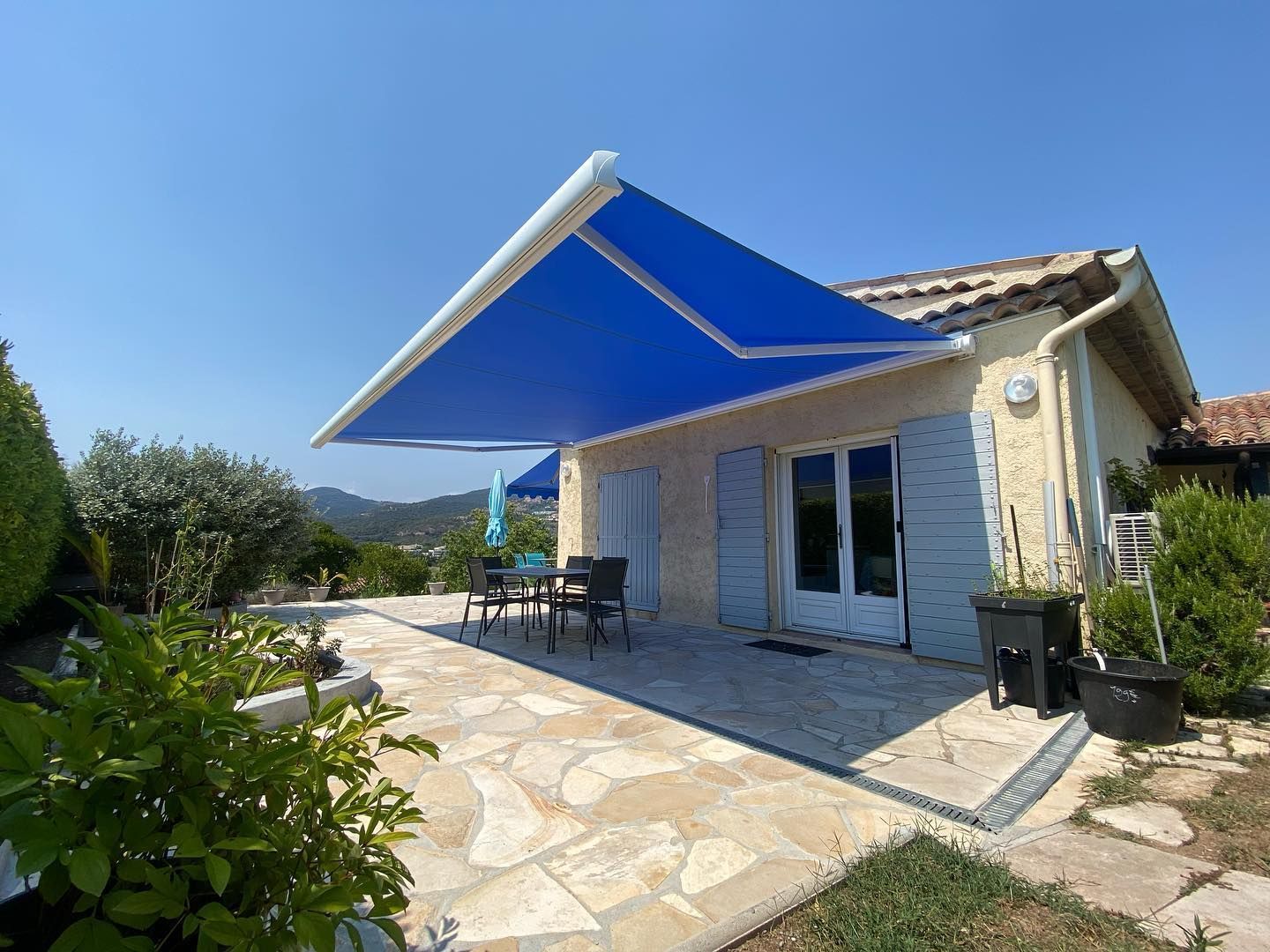 Store banne bleu ouvert