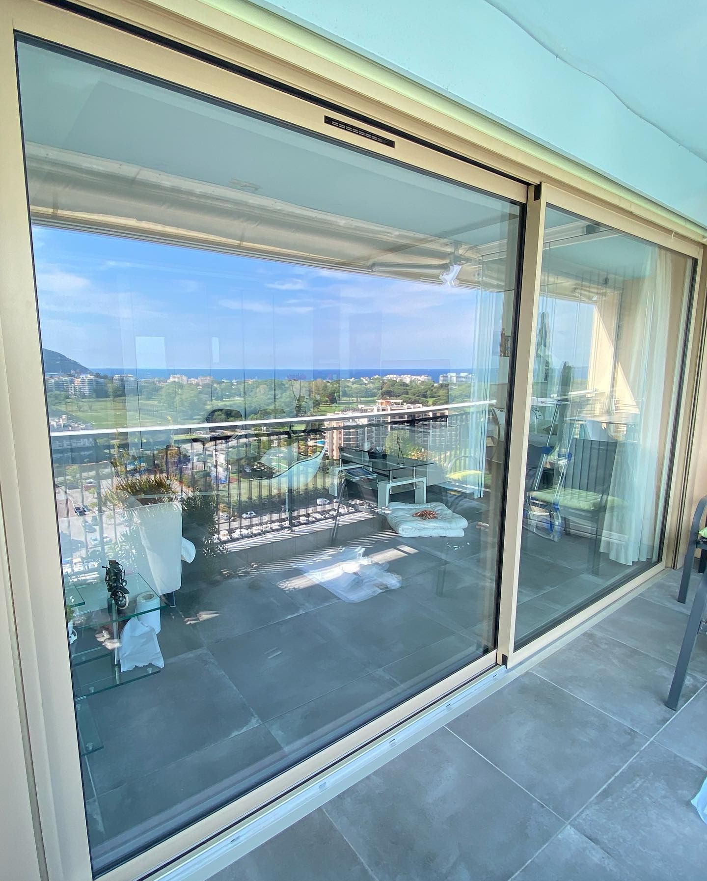 Grande baie-vitrée extérieur