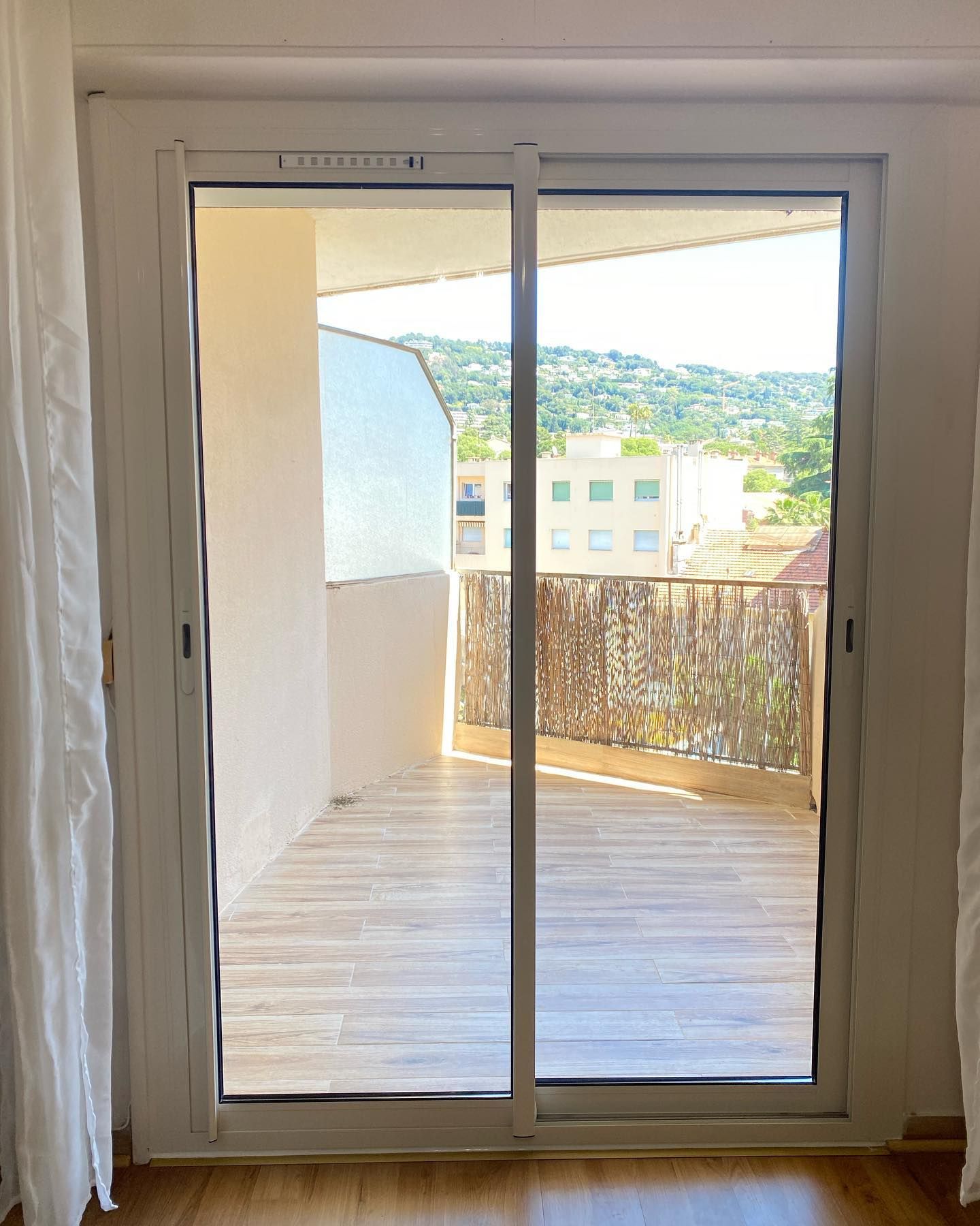 Porte fenêtre dans une cuisine