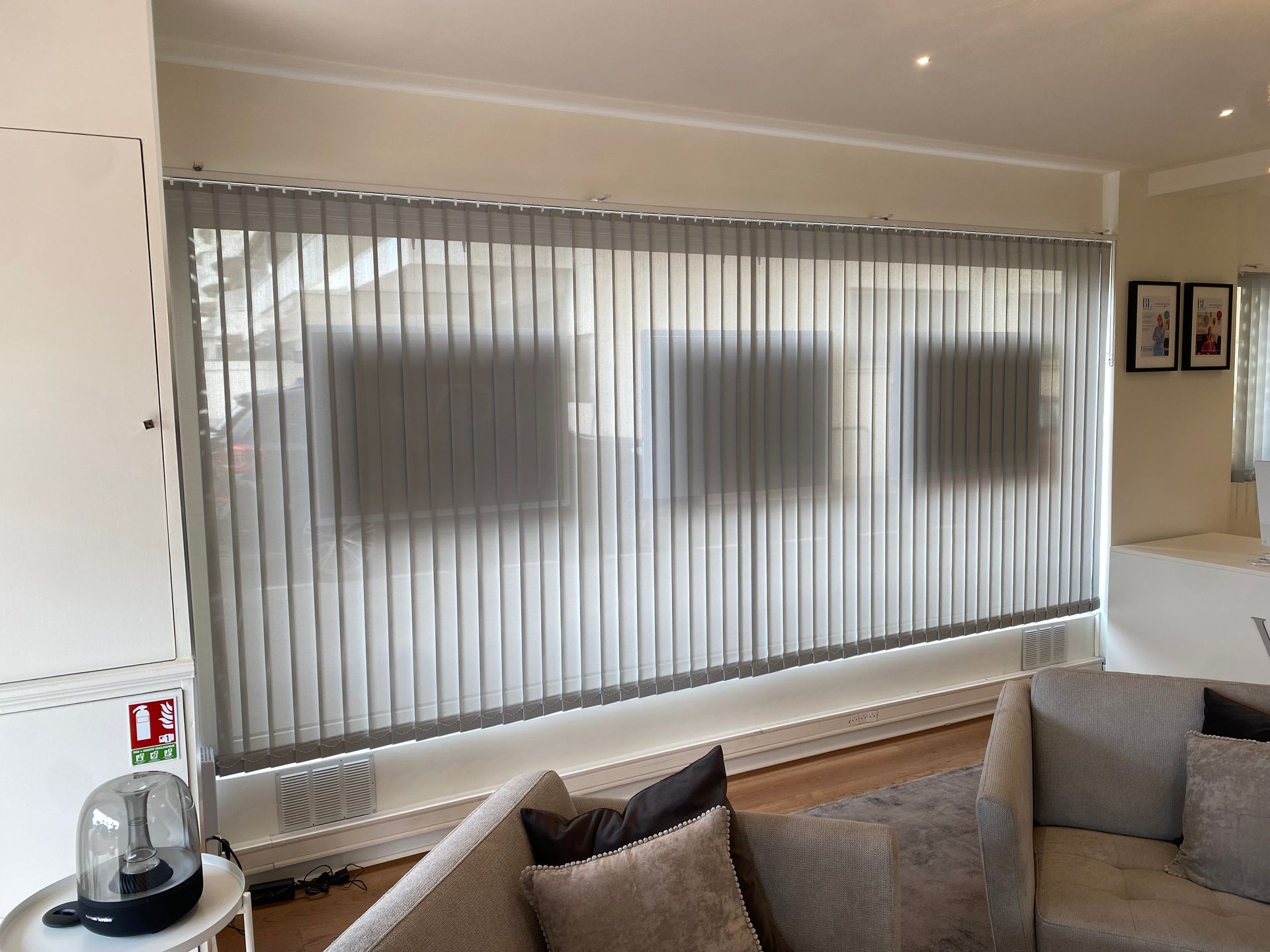 Store intérieur gris